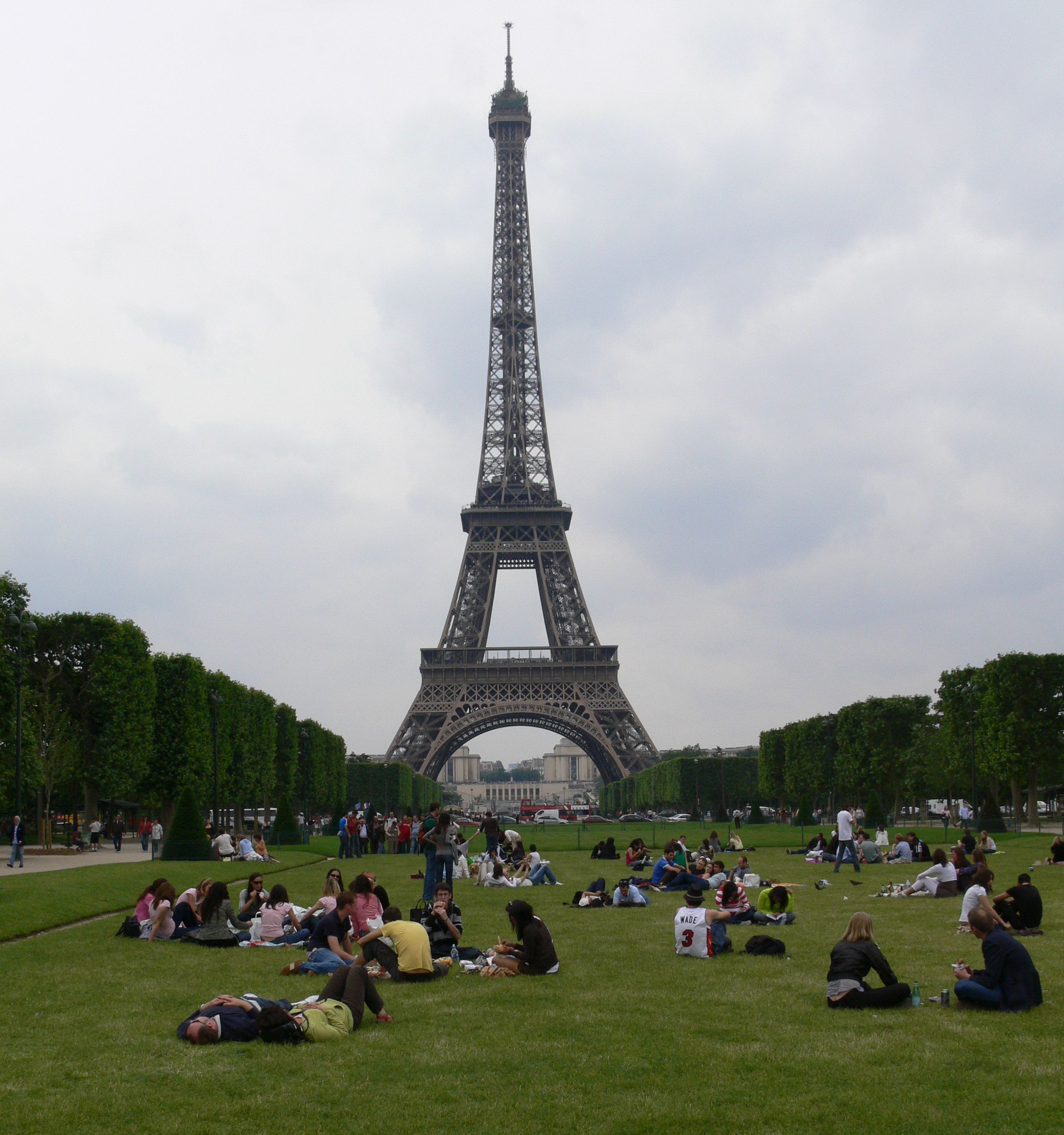 Personnes sur la photo de la tour Eiffel..