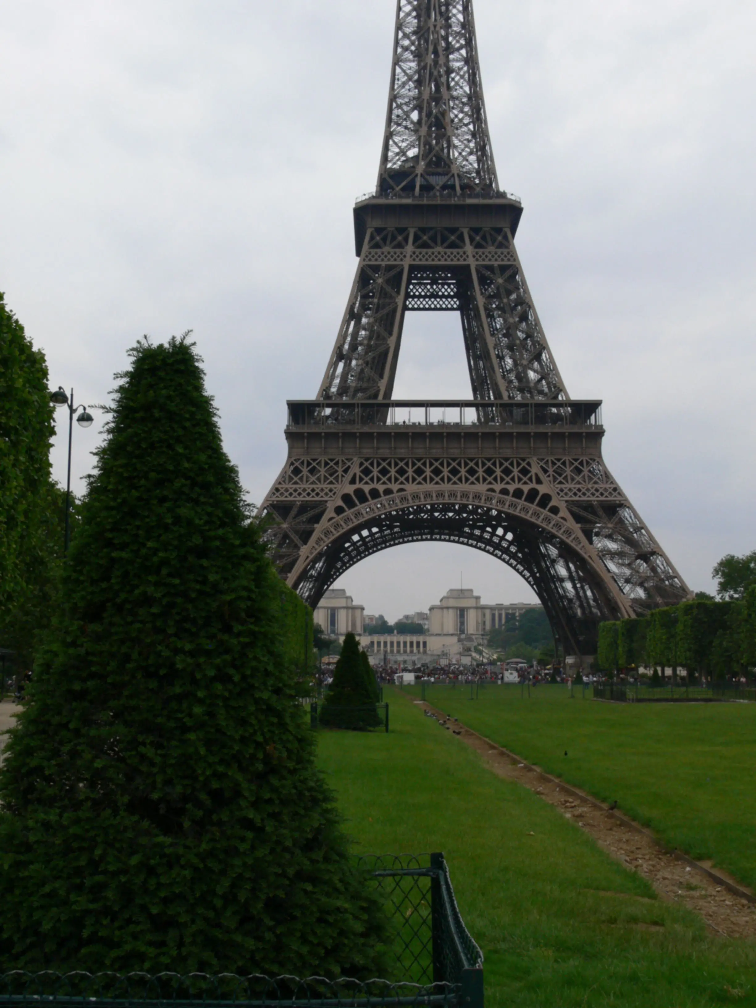 Image nette restaurée de caméra de vidéosurveillance floue avec la Tour Eiffel..