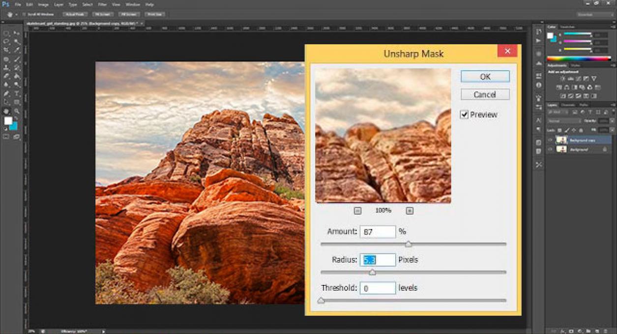 débloquer dans Photoshop en utilisant un masque flou.